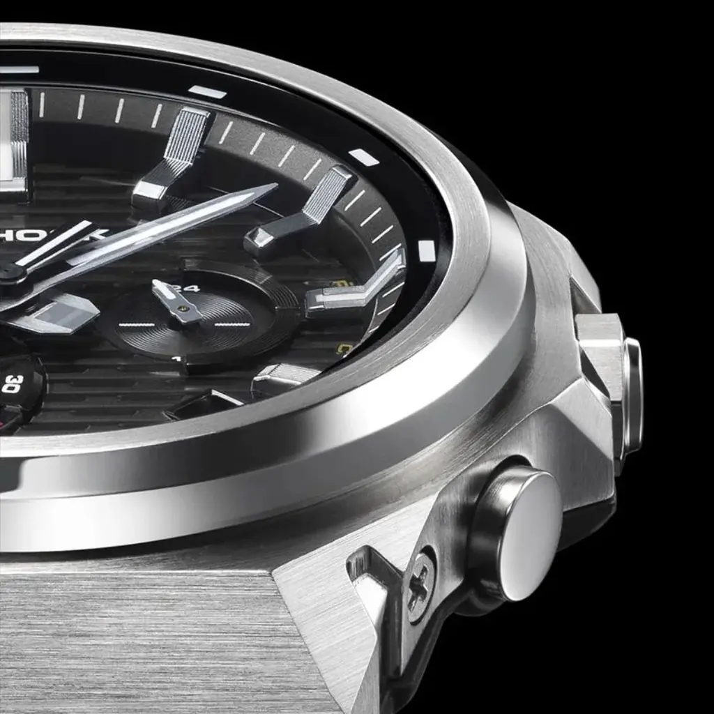 【11月21日発売】あえてロゴを排した、引き算の美学が導く新しい領域。――洗練の「ミニマルメタル」。カシオ Gショック G-STEEL GST-B1000D-1AJF G-SHOCK公式掲載店 画像 5