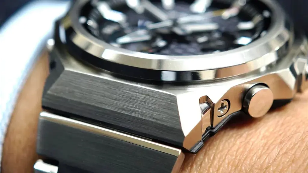 【11月21日発売】あえてロゴを排した、引き算の美学が導く新しい領域。――洗練の「ミニマルメタル」。カシオ Gショック G-STEEL GST-B1000D-1AJF G-SHOCK公式掲載店 画像 9