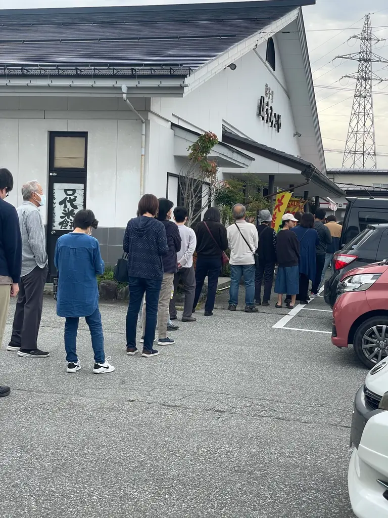 【山形・創業340年の老舗菓子店】うろこや総本店、10月から隔週で「大感謝祭」を開催！開店前から大行列、キッチンカーや高校生コラボなど、地域密着型イベントで累計10,000人が来店※ 画像 4