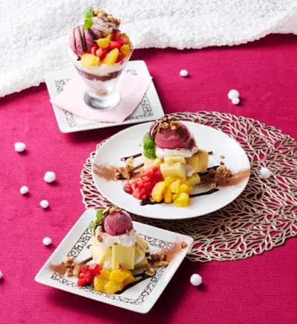 12月4日より、冬フェスタスイーツ販売スタート！　甘酸っぱいいちごとオレンジにザクザク食感のナッツを散らした大人な味わいの元町シフォンを是非ご賞味ください。 画像 2