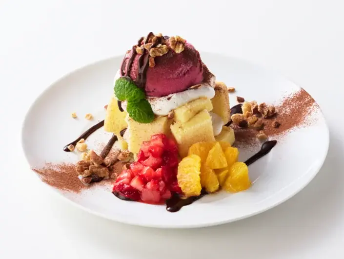 12月4日より、冬フェスタスイーツ販売スタート！　甘酸っぱいいちごとオレンジにザクザク食感のナッツを散らした大人な味わいの元町シフォンを是非ご賞味ください。 画像 3