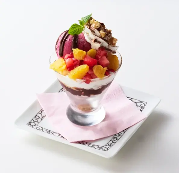 12月4日より、冬フェスタスイーツ販売スタート！　甘酸っぱいいちごとオレンジにザクザク食感のナッツを散らした大人な味わいの元町シフォンを是非ご賞味ください。 画像 5