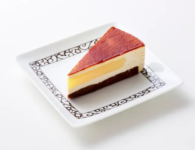 12月4日より、冬フェスタスイーツ販売スタート！　甘酸っぱいいちごとオレンジにザクザク食感のナッツを散らした大人な味わいの元町シフォンを是非ご賞味ください。 画像 6