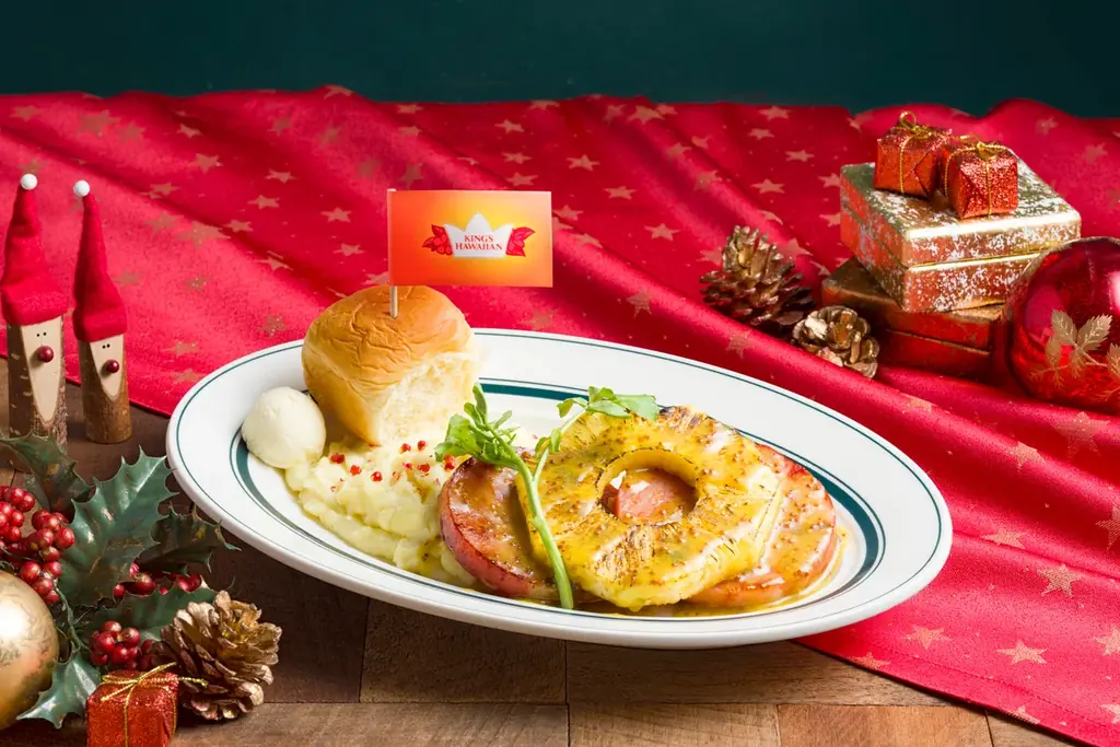 ハワイのホリデーシーズンメニューが登場！「ホノルルクリスマスツリーパンケーキ」「クリスマス ハワイアン ハムステーキ with KING’S HAWAIIAN」11月26日（水）～12月25日（木） 画像 3