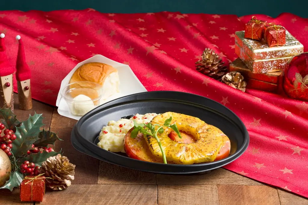 ハワイのホリデーシーズンメニューが登場！「ホノルルクリスマスツリーパンケーキ」「クリスマス ハワイアン ハムステーキ with KING’S HAWAIIAN」11月26日（水）～12月25日（木） 画像 4