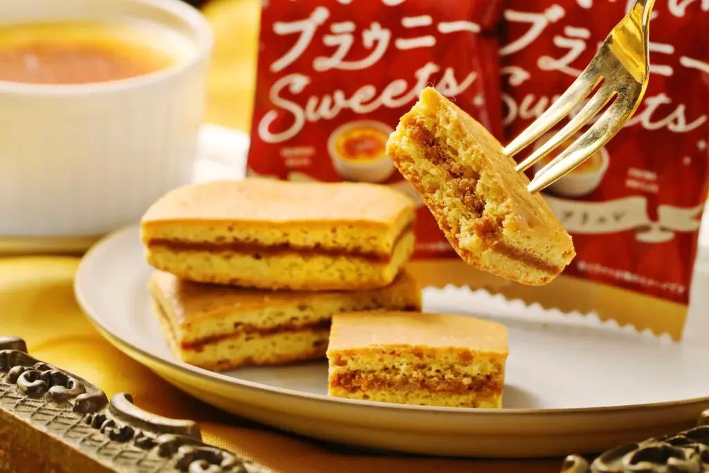 【クリームブリュレ×ブラウニー】カスタード風味のブラウニー生地と香ばしいカラメルを楽しめる『世にもおいしいブラウニー クレームブリュレ』が新登場！ほろ苦いティラミスを表現したフレーバーも同時発売 画像 3