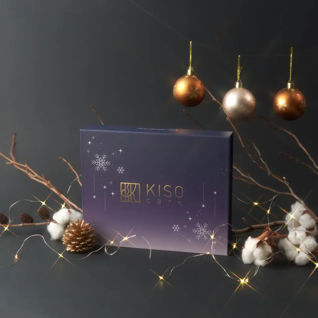 今年一年の頑張りに、ちょっといいご褒美を。KISOCAREこだわりのスキンケアアイテムを詰め込んだホリデーコフレボックスが12月1日(月)より期間限定販売。 画像 3
