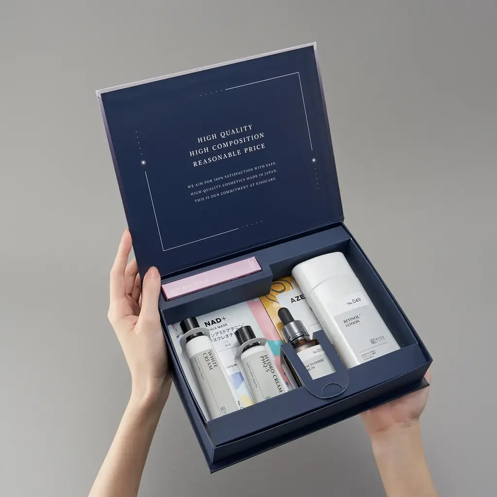 今年一年の頑張りに、ちょっといいご褒美を。KISOCAREこだわりのスキンケアアイテムを詰め込んだホリデーコフレボックスが12月1日(月)より期間限定販売。 画像 4