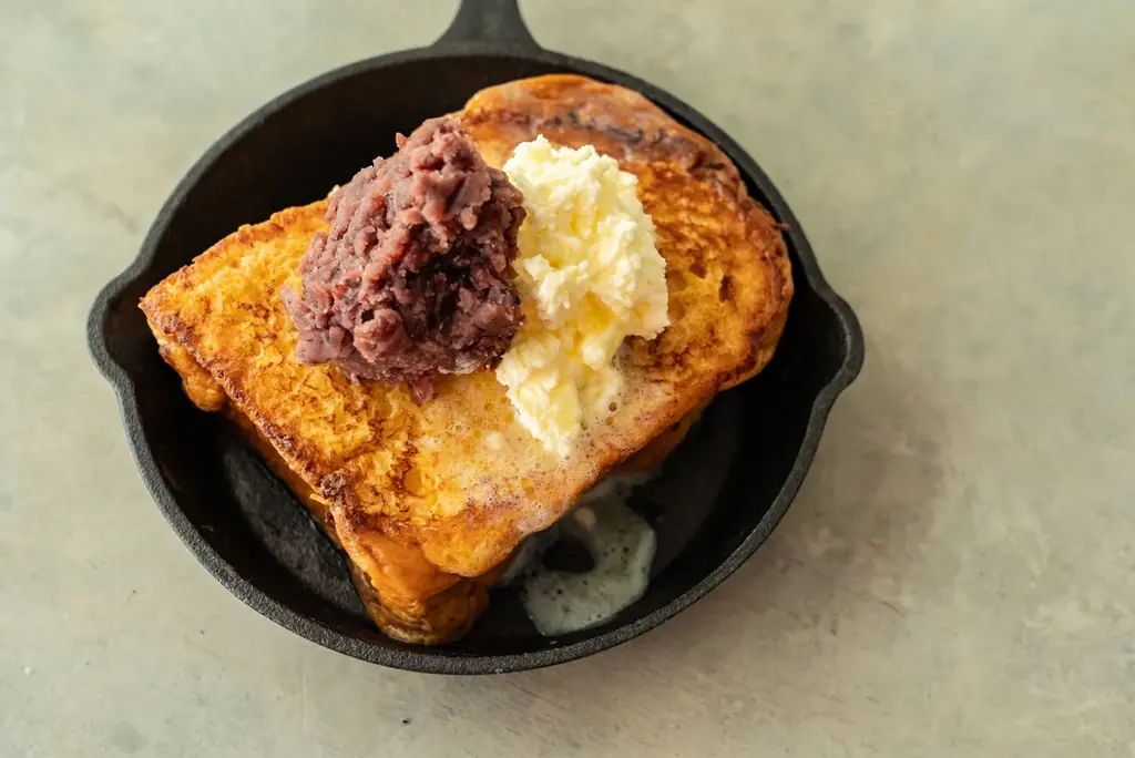 【HUGEのブラックフライデー】物価高のいまこそ“プチ贅沢”。累計20万食突破の“飲めるフワとろフレンチトースト”が限定セットで登場。あんバターフィナンシェと味わう、今年だけの贅沢スイーツを。 画像 3