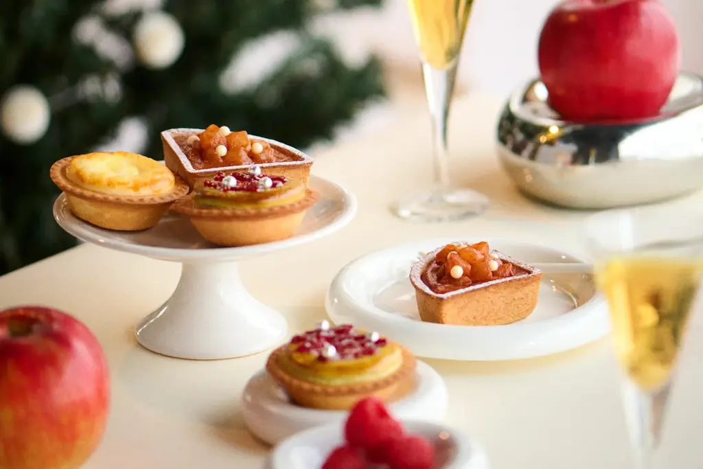 【ホリデー新商品】パーティーフォトを華やかに彩る♪ぎっしり6個！冬限定チーズタルト入りの「BAKEホリデーBOX」〜「アップルシナモン」と「ピスタチオベリー」のタルトが登場〜 画像 2