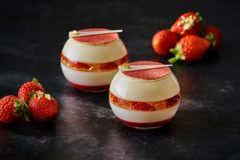 いちごと金箔入りの層が美しいティラミスや20cm超えのロングエクレアなど新作登場「ストロベリースイーツ＆ブレッド コレクション」 画像 2