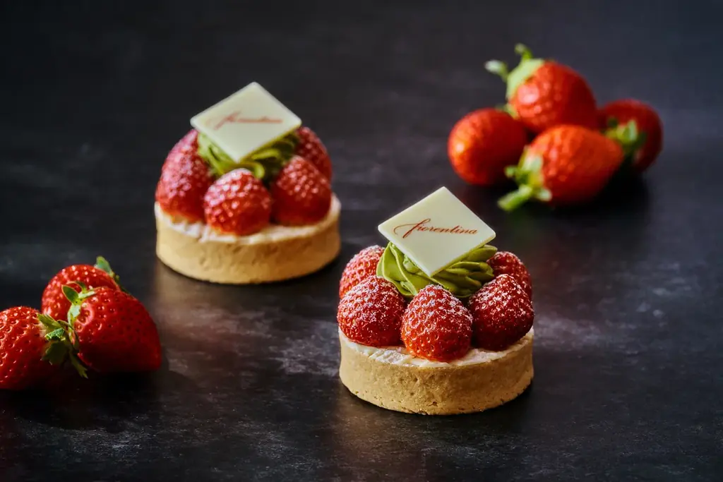 いちごと金箔入りの層が美しいティラミスや20cm超えのロングエクレアなど新作登場「ストロベリースイーツ＆ブレッド コレクション」 画像 3