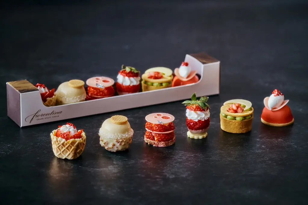 いちごと金箔入りの層が美しいティラミスや20cm超えのロングエクレアなど新作登場「ストロベリースイーツ＆ブレッド コレクション」 画像 4