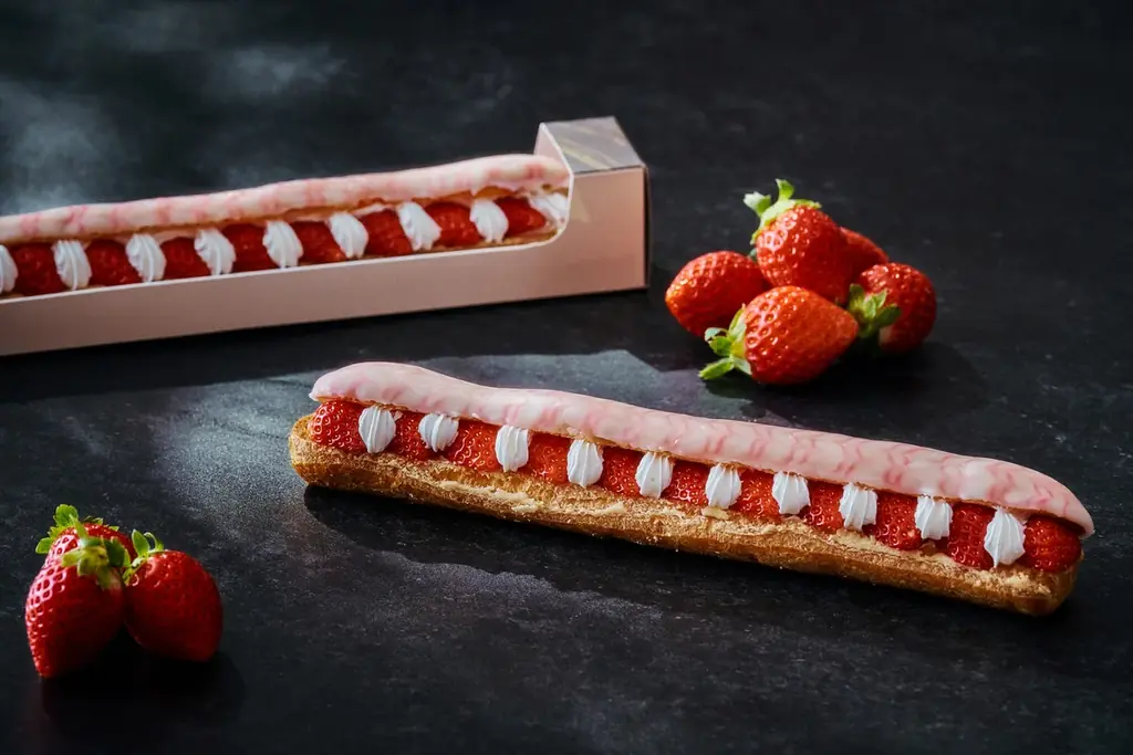 いちごと金箔入りの層が美しいティラミスや20cm超えのロングエクレアなど新作登場「ストロベリースイーツ＆ブレッド コレクション」 画像 5