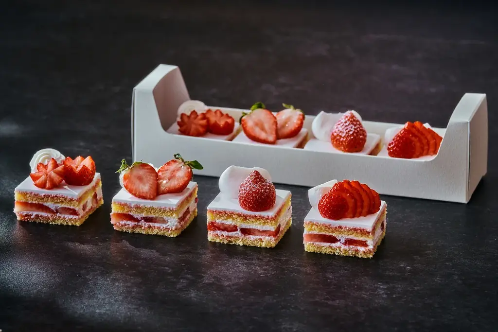 いちごと金箔入りの層が美しいティラミスや20cm超えのロングエクレアなど新作登場「ストロベリースイーツ＆ブレッド コレクション」 画像 6