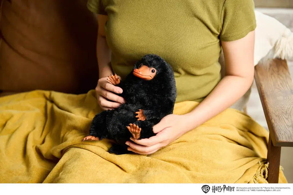 【株式会社セキグチ】『ファンタスティック・ビースト』に登場する魔法動物ニフラーの、顔と手足はソフトビニール製でフィギュアのようなぬいぐるみ「ぬいフィギュ　ニフラー」が新発売！ 画像 2