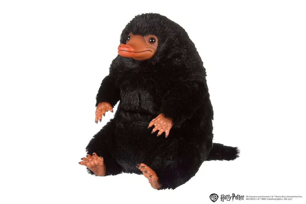 【株式会社セキグチ】『ファンタスティック・ビースト』に登場する魔法動物ニフラーの、顔と手足はソフトビニール製でフィギュアのようなぬいぐるみ「ぬいフィギュ　ニフラー」が新発売！ 画像 5