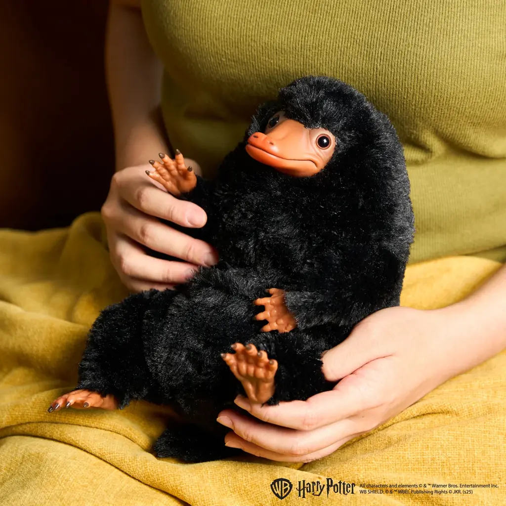 【株式会社セキグチ】『ファンタスティック・ビースト』に登場する魔法動物ニフラーの、顔と手足はソフトビニール製でフィギュアのようなぬいぐるみ「ぬいフィギュ　ニフラー」が新発売！ 画像 8