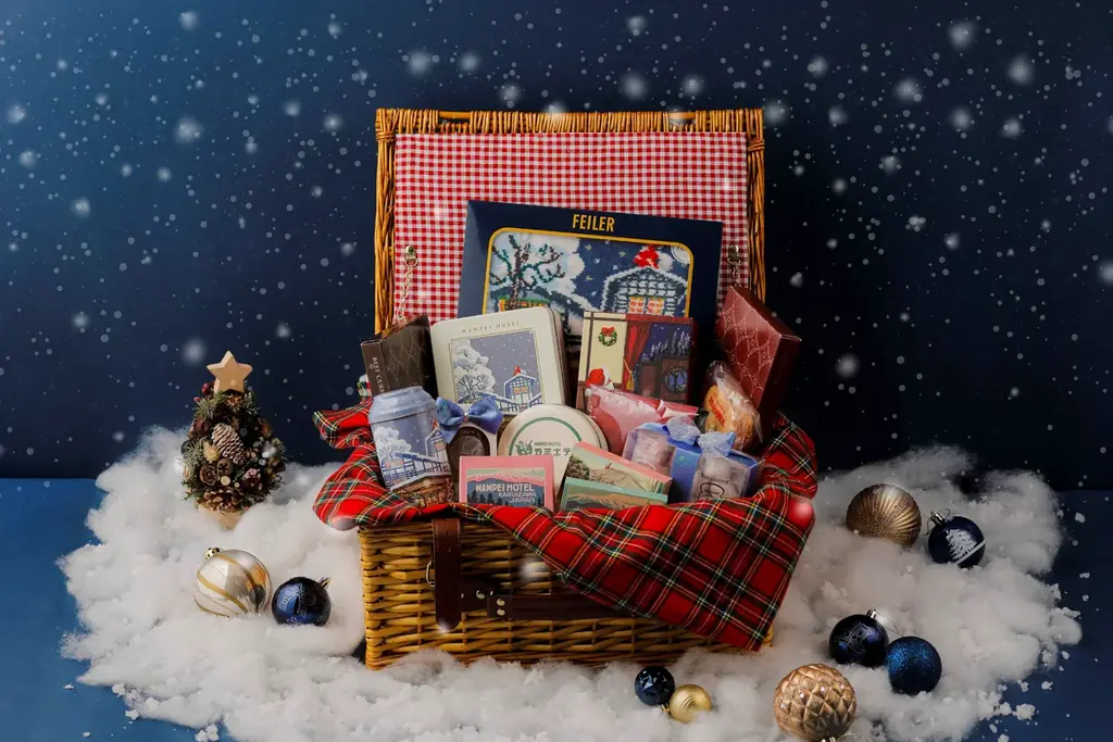 【万平ホテル】ホテルの温もりを詰めた、20個限定の特別ハンパー「万平ホテルプレミアムギフトハンパーXmas2025」予約開始 画像 1