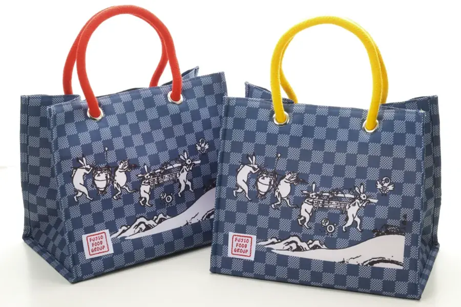 昨年大好評につき、「鳥獣戯画」と再コラボ！「まいどおおきに食堂」「串家物語」などを展開するフジオフードの福袋グッズを製作 画像 2