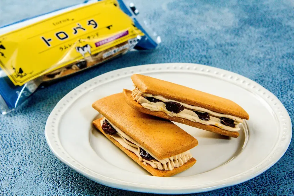 ラムレーズン好きが歓喜する。ファミリーマート「ラムレーズン」フェアでtoroaのトロバタラムレーズンサンド発売。サクほろクッキーで北海道クリームチーズ使用キャラメルバタークリームとラムレーズンをサンド 画像 1