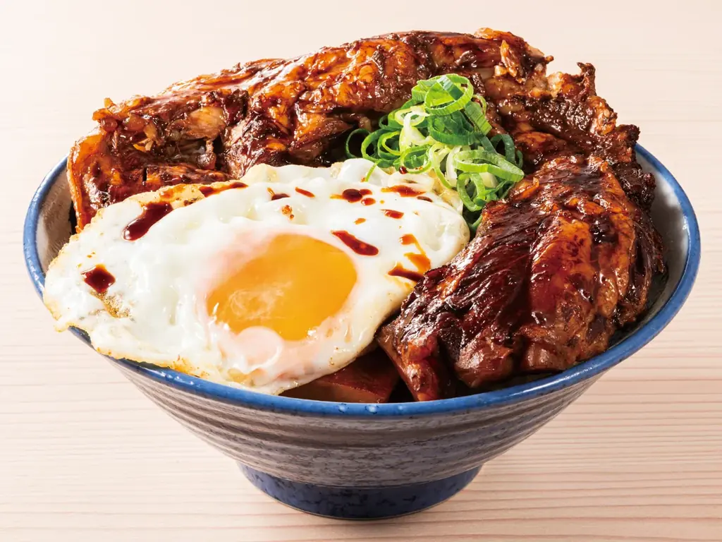 箸で切れるほどの“とろぷる”食感！こってり甘辛ダレが絡む「豚バラなんこつ丼」肉めし岡もとに期間限定で新登場 画像 2