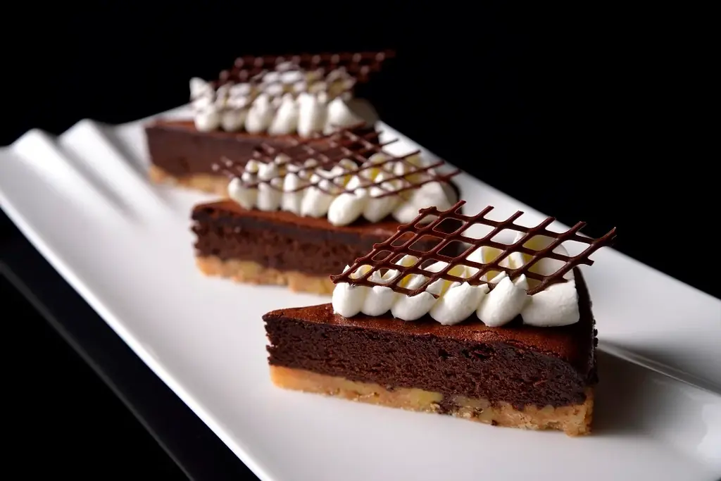 【ホテル椿山荘東京】バレンタインシーズンに、華やかな新作ショコラスイーツが登場「ショコラヴァプール」「トンカ豆香るショコラケーク」を1月1日より販売 画像 1