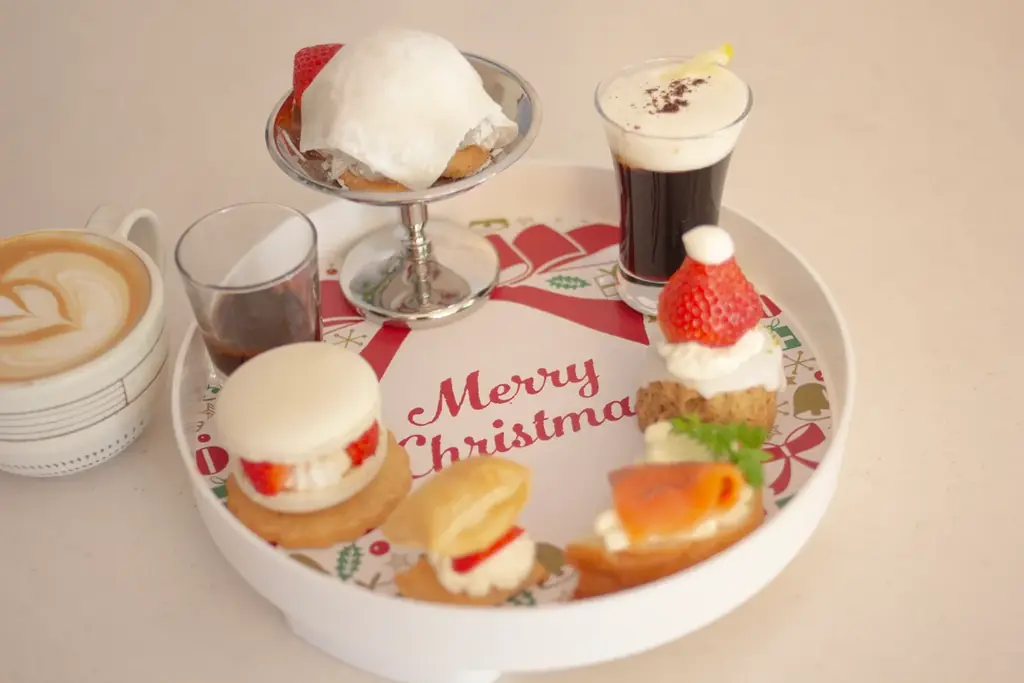 【ホテル オリエンタル エクスプレス 福岡天神】冬限定、スイーツのクリスマスギフト「Christmas Afternoon Tea（クリスマスアフタヌーンティー）」2025年12月1日（月）より販売 画像 1
