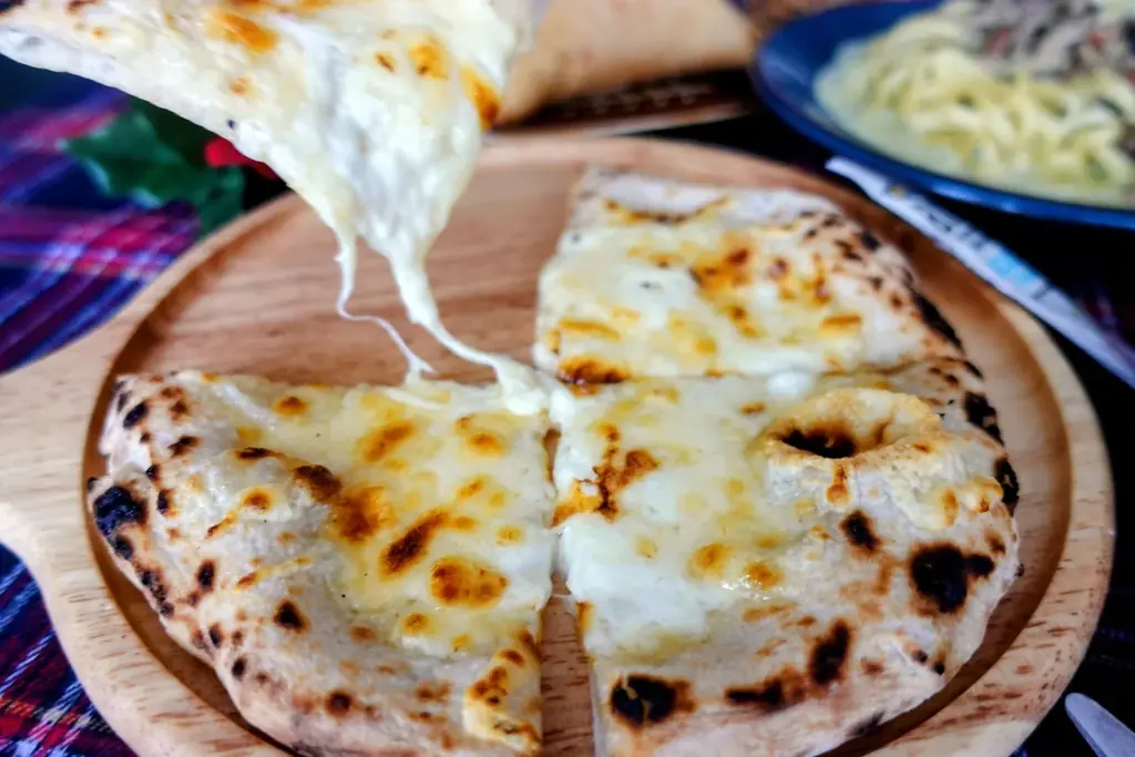 大阪・都島発、冷凍「ご褒美ピザBOX」でおうち贅沢クリスマスに。“揚げピザ”と“石窯ピザ”の食べ比べができる食体験型クリスマス限定セットを発売。 画像 2