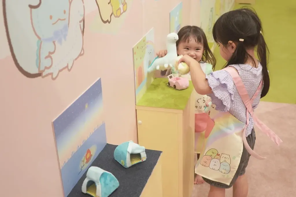 12月1日(月)から「すみっコぐらしあそびスタジオ」にてクリスマスイベント開催！ すみっコたちとサンタ姿でパーティーを楽しもう！　数量限定！ぬい撮り背景になる「クリスマスカード」をプレゼント！ 画像 14