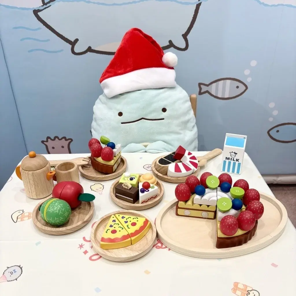 12月1日(月)から「すみっコぐらしあそびスタジオ」にてクリスマスイベント開催！ すみっコたちとサンタ姿でパーティーを楽しもう！　数量限定！ぬい撮り背景になる「クリスマスカード」をプレゼント！ 画像 2