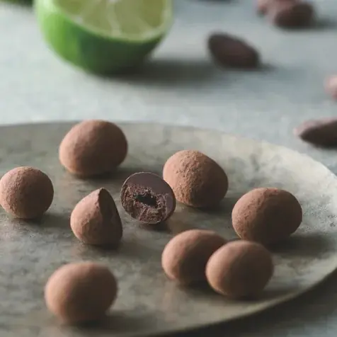 無印良品で季節限定新発売！2025年12月3日より、京都チョコレート専門店「dari K」のライム発酵カカオを使用した爽やかな柑橘の香りが広がるチョコレート。 画像 1