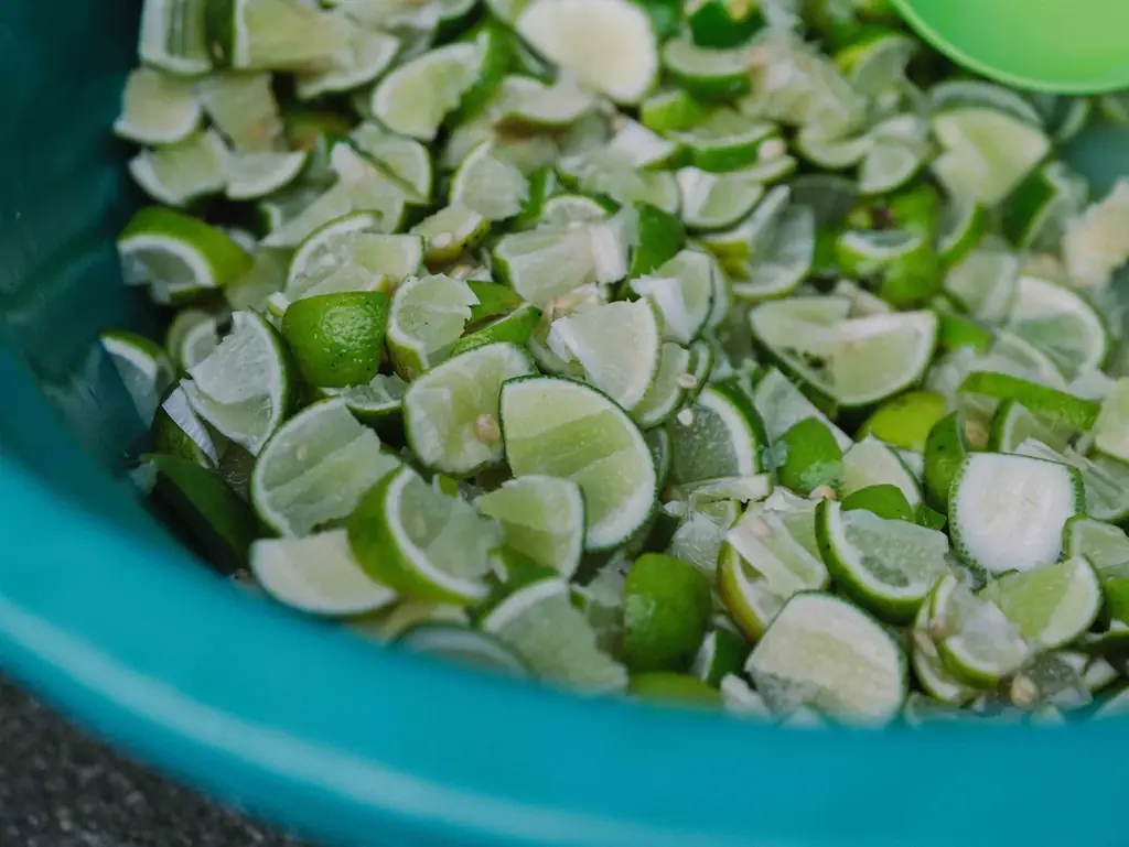 無印良品で季節限定新発売！2025年12月3日より、京都チョコレート専門店「dari K」のライム発酵カカオを使用した爽やかな柑橘の香りが広がるチョコレート。 画像 5