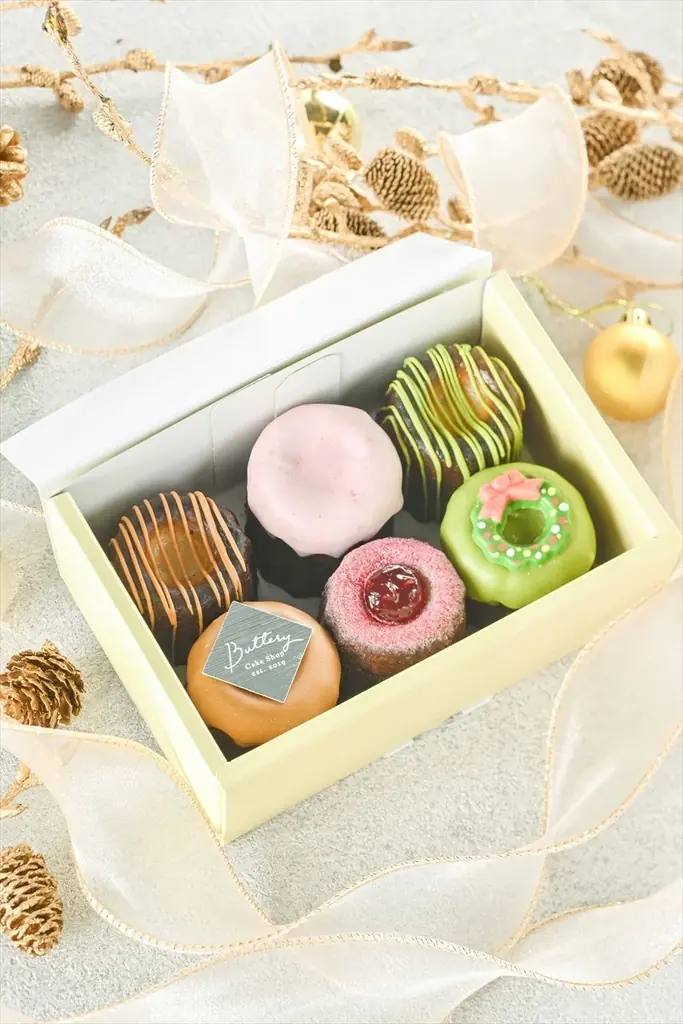 【Buttery】クリスマスをカラフルに彩る限定カヌレボックス＆ギフトアソート12月1日より新登場！ 画像 2