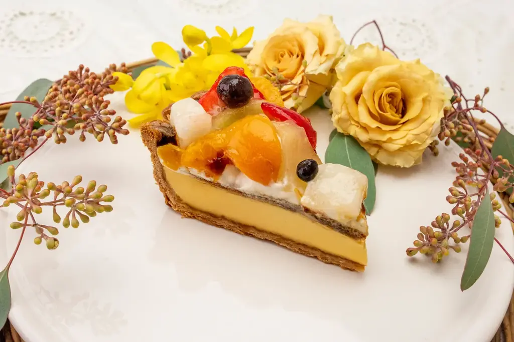 【キル フェ ボン】＜新発売＞静岡・浜松の２店舗限定　三ケ日みかんやイチゴなど5種のフルーツが彩るあんみつ風プリンタルト登場！ 画像 2