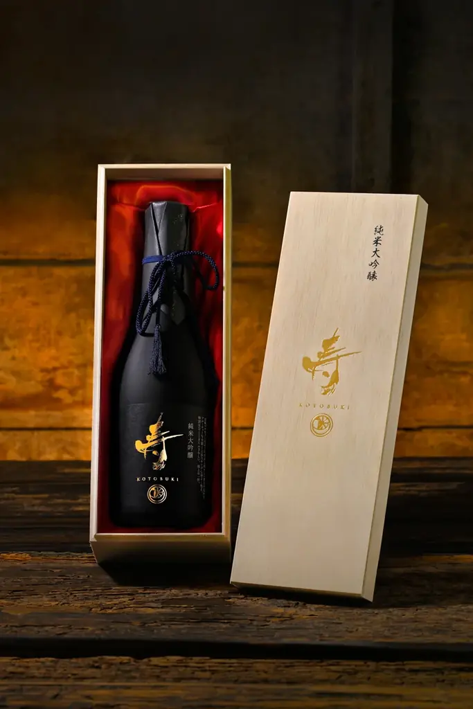 【数量限定1万本】今年のお歳暮に、一生記憶に残る日本酒を！　　　創業160年の蔵元が他種類の酒造をやめて辿り着いた純米大吟醸　　『弥栄の酒　寿』 画像 1