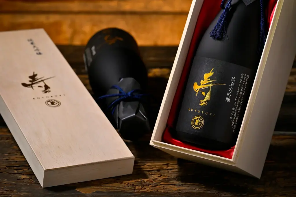 【数量限定1万本】今年のお歳暮に、一生記憶に残る日本酒を！　　　創業160年の蔵元が他種類の酒造をやめて辿り着いた純米大吟醸　　『弥栄の酒　寿』 画像 6