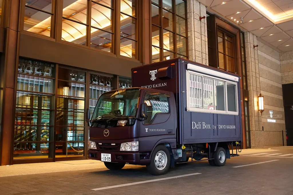 本舘【バレンタイン限定商品のご案内】 ●オリジナルショコラやスイーツを販売　●＜2/9～2/14＞の期間限定で　丸の内仲通りにキッチンカーも登場！「エクレア・ショコラ」や「ショコラ・ショー」を販売 画像 12