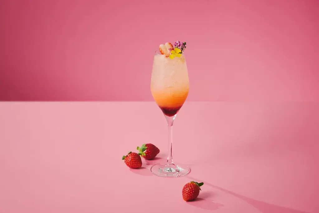 【大阪ステーションホテル、オートグラフ コレクション】冬限定　香り高く、甘く、爽やかさをまとったブランドいちご　空浮（そらうき）いちごアフタヌーンティー　赤く輝くいちご８粒の贅沢パフェも登場 画像 6