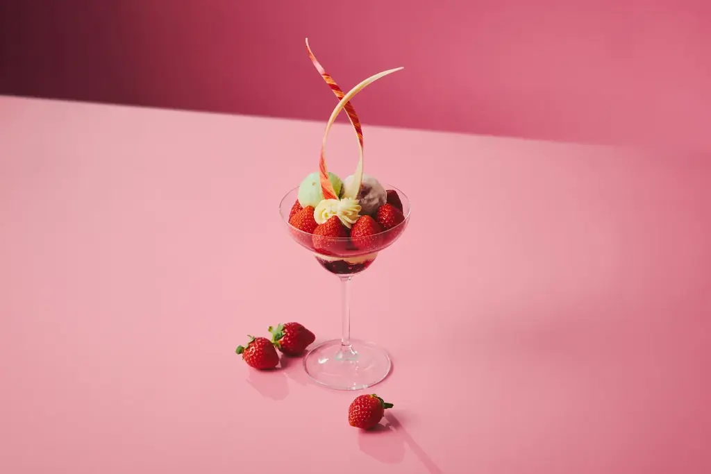 【大阪ステーションホテル、オートグラフ コレクション】冬限定　香り高く、甘く、爽やかさをまとったブランドいちご　空浮（そらうき）いちごアフタヌーンティー　赤く輝くいちご８粒の贅沢パフェも登場 画像 8