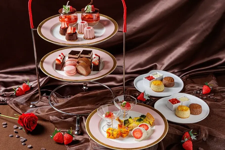 【都ホテル 四日市】冬限定！苺とチョコレートが織りなすハーモニーを楽しむアフタヌーンティー『ストロベリー＆ショコラ』を販売 画像 1