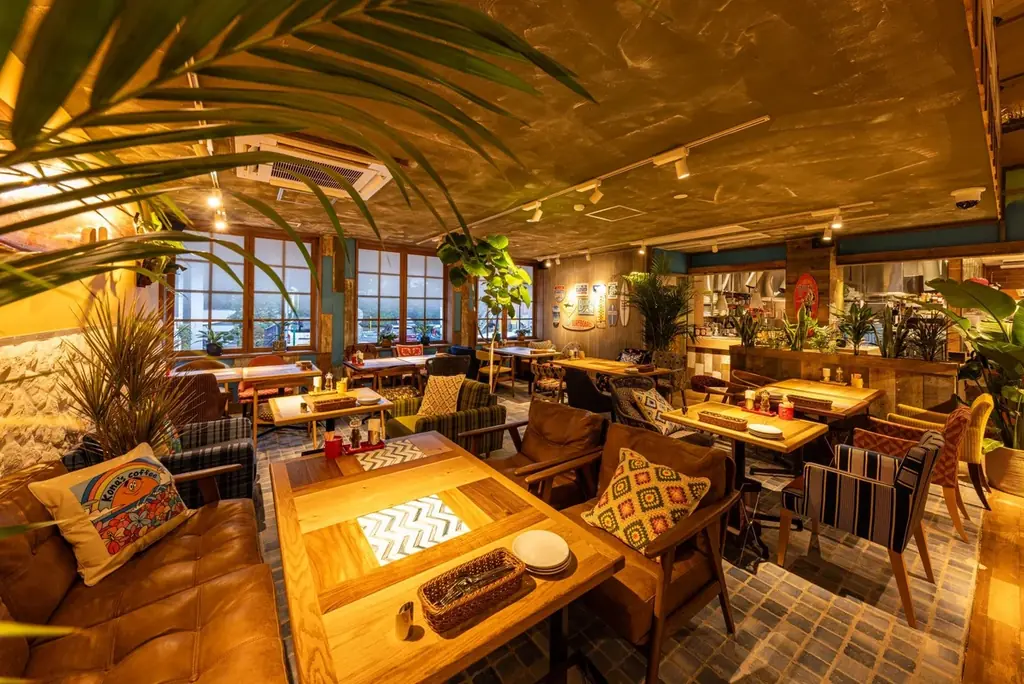 なめらかなクレームブリュレをのせた「クラシックブリュレパンケーキ」濃厚な「チーズホワイトポルチーニロコモコ」など、2025年12月10日（水）から全国のコナズ珈琲(※)にて期間限定で販売 画像 10