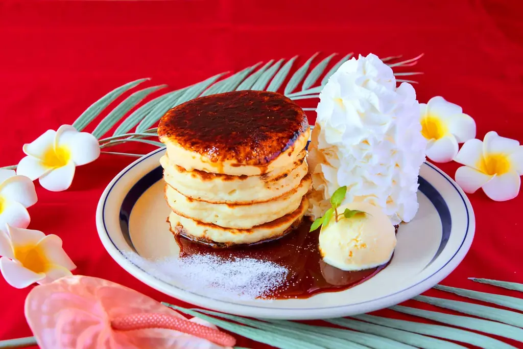 なめらかなクレームブリュレをのせた「クラシックブリュレパンケーキ」濃厚な「チーズホワイトポルチーニロコモコ」など、2025年12月10日（水）から全国のコナズ珈琲(※)にて期間限定で販売 画像 3