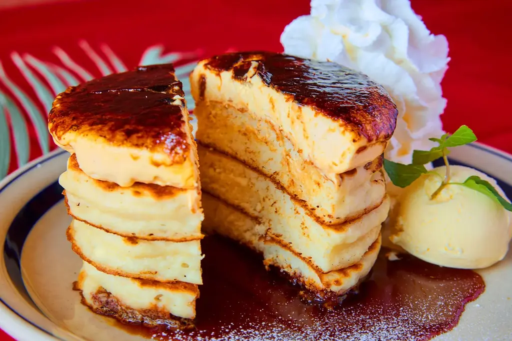 なめらかなクレームブリュレをのせた「クラシックブリュレパンケーキ」濃厚な「チーズホワイトポルチーニロコモコ」など、2025年12月10日（水）から全国のコナズ珈琲(※)にて期間限定で販売 画像 4