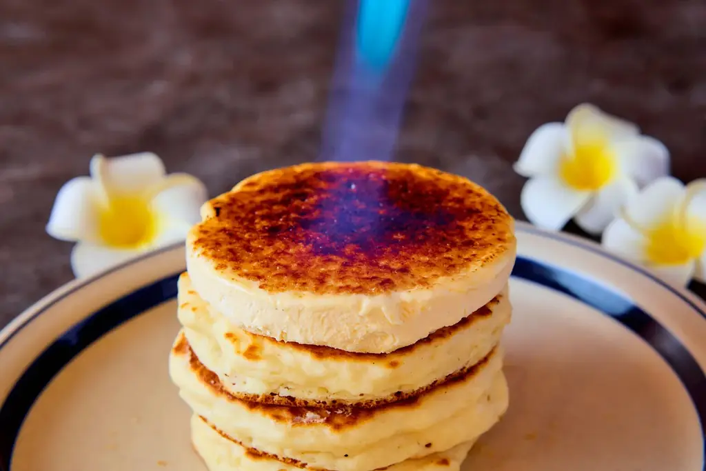 なめらかなクレームブリュレをのせた「クラシックブリュレパンケーキ」濃厚な「チーズホワイトポルチーニロコモコ」など、2025年12月10日（水）から全国のコナズ珈琲(※)にて期間限定で販売 画像 5