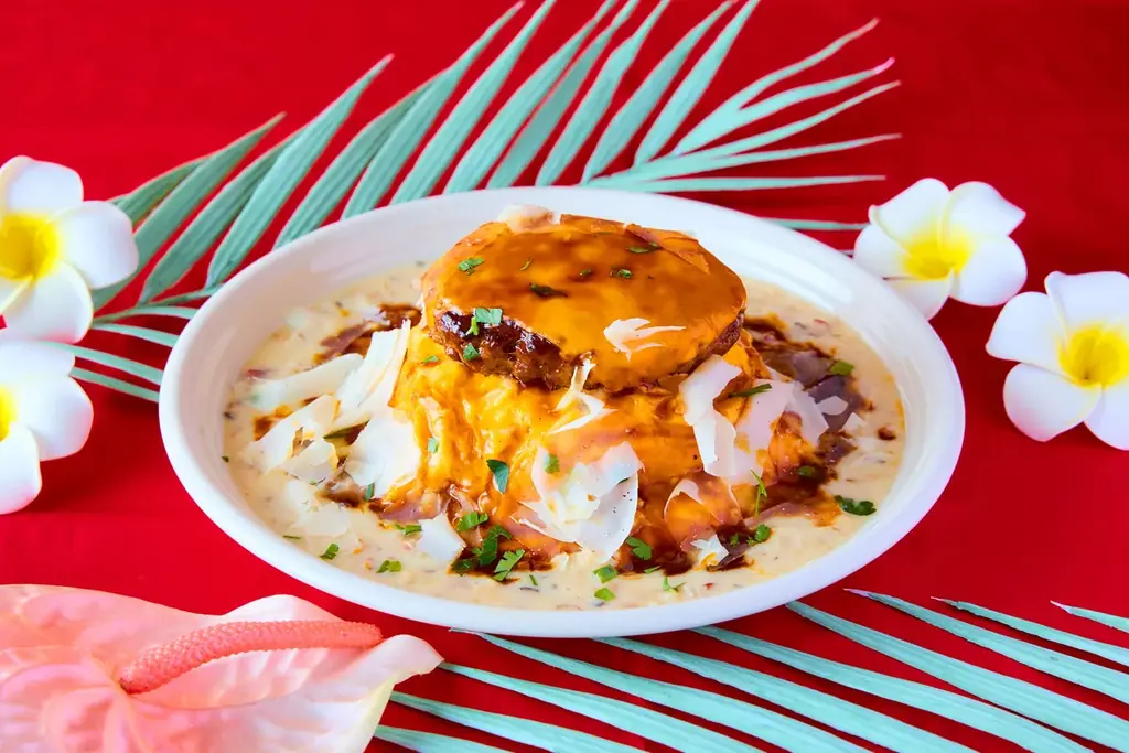 なめらかなクレームブリュレをのせた「クラシックブリュレパンケーキ」濃厚な「チーズホワイトポルチーニロコモコ」など、2025年12月10日（水）から全国のコナズ珈琲(※)にて期間限定で販売 画像 6