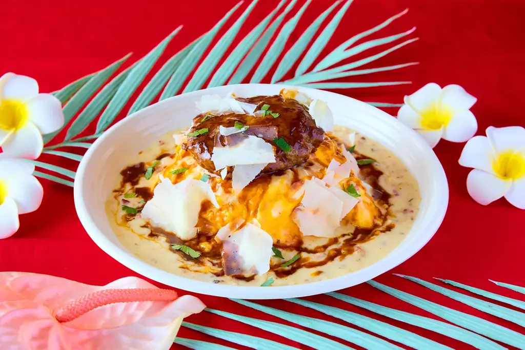 なめらかなクレームブリュレをのせた「クラシックブリュレパンケーキ」濃厚な「チーズホワイトポルチーニロコモコ」など、2025年12月10日（水）から全国のコナズ珈琲(※)にて期間限定で販売 画像 7