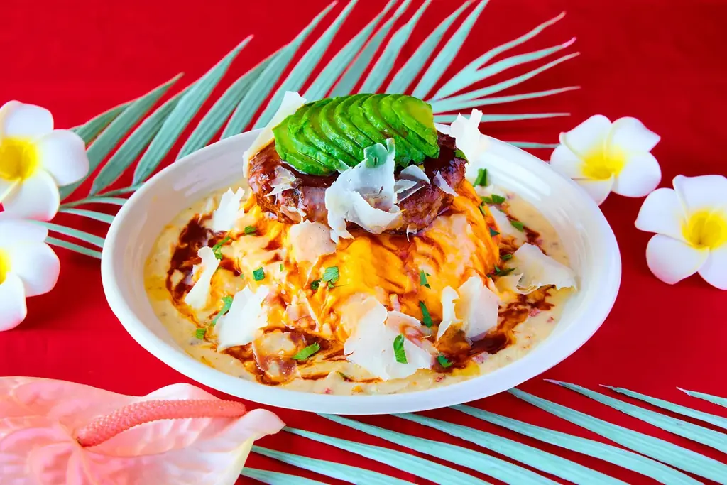 なめらかなクレームブリュレをのせた「クラシックブリュレパンケーキ」濃厚な「チーズホワイトポルチーニロコモコ」など、2025年12月10日（水）から全国のコナズ珈琲(※)にて期間限定で販売 画像 8