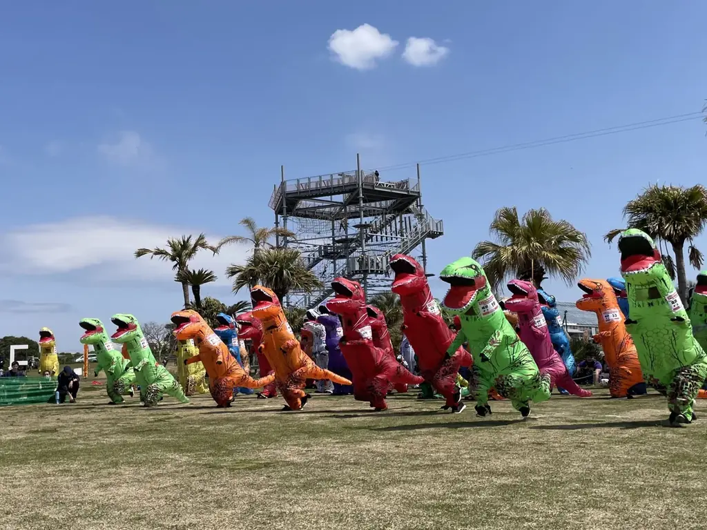 【横須賀・ソレイユの丘】恐竜たちが原っぱを駆け抜ける！『第3回ティラノサウルスレース』を2026年1月17日(土)に開催します。 画像 1