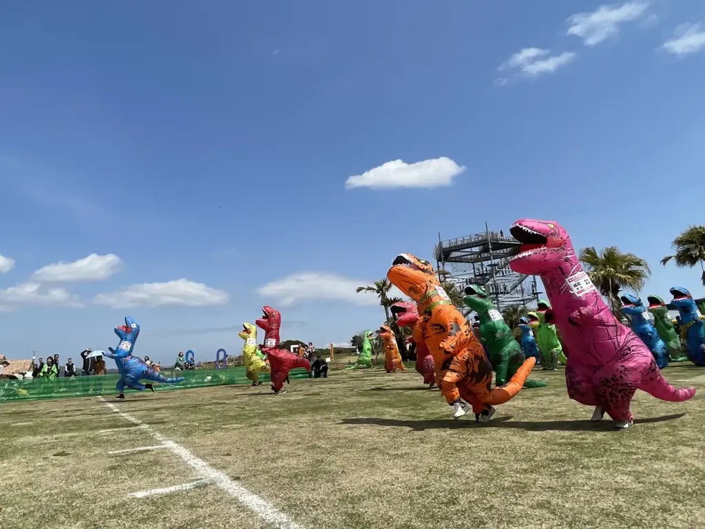 【横須賀・ソレイユの丘】恐竜たちが原っぱを駆け抜ける！『第3回ティラノサウルスレース』を2026年1月17日(土)に開催します。 画像 2